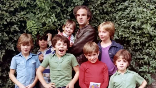 I protagonisti del film Gli anni in tasca insieme al regista François Truffaut